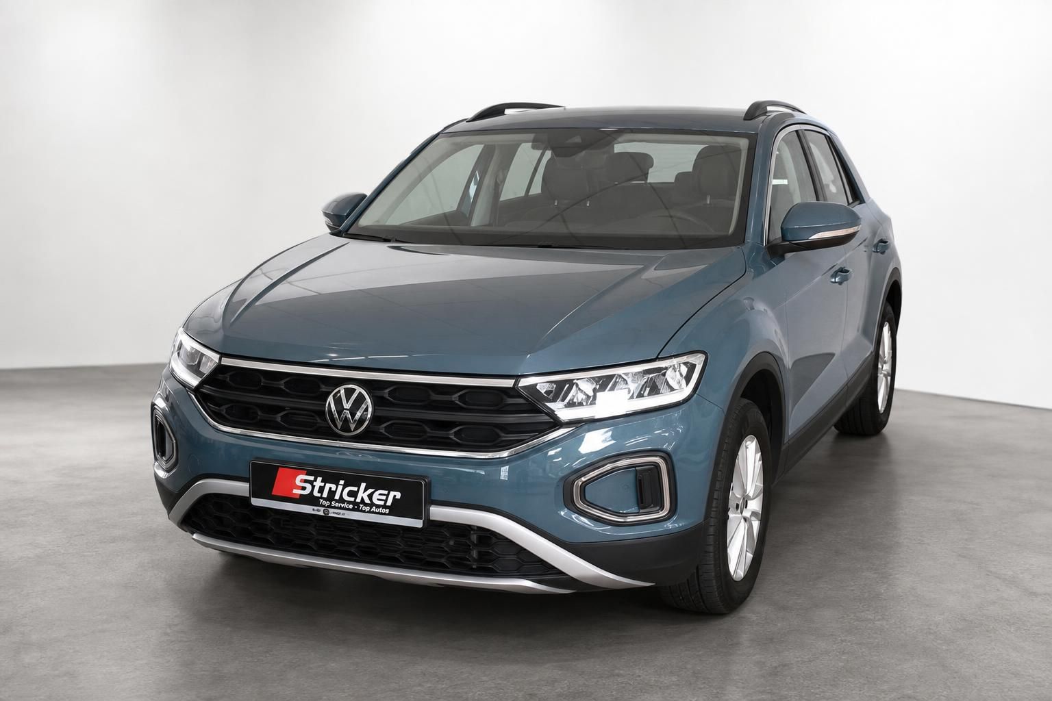 VW T-Roc blau, Frontansicht mit LED-Scheinwerfern