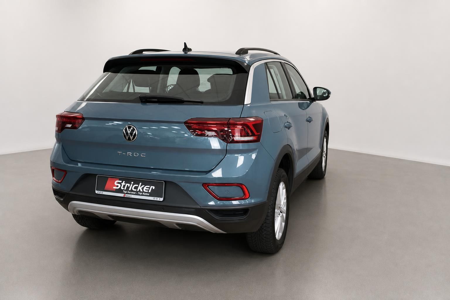 VW T-Roc in Blau, Heckansicht im Autohaus Stricker
