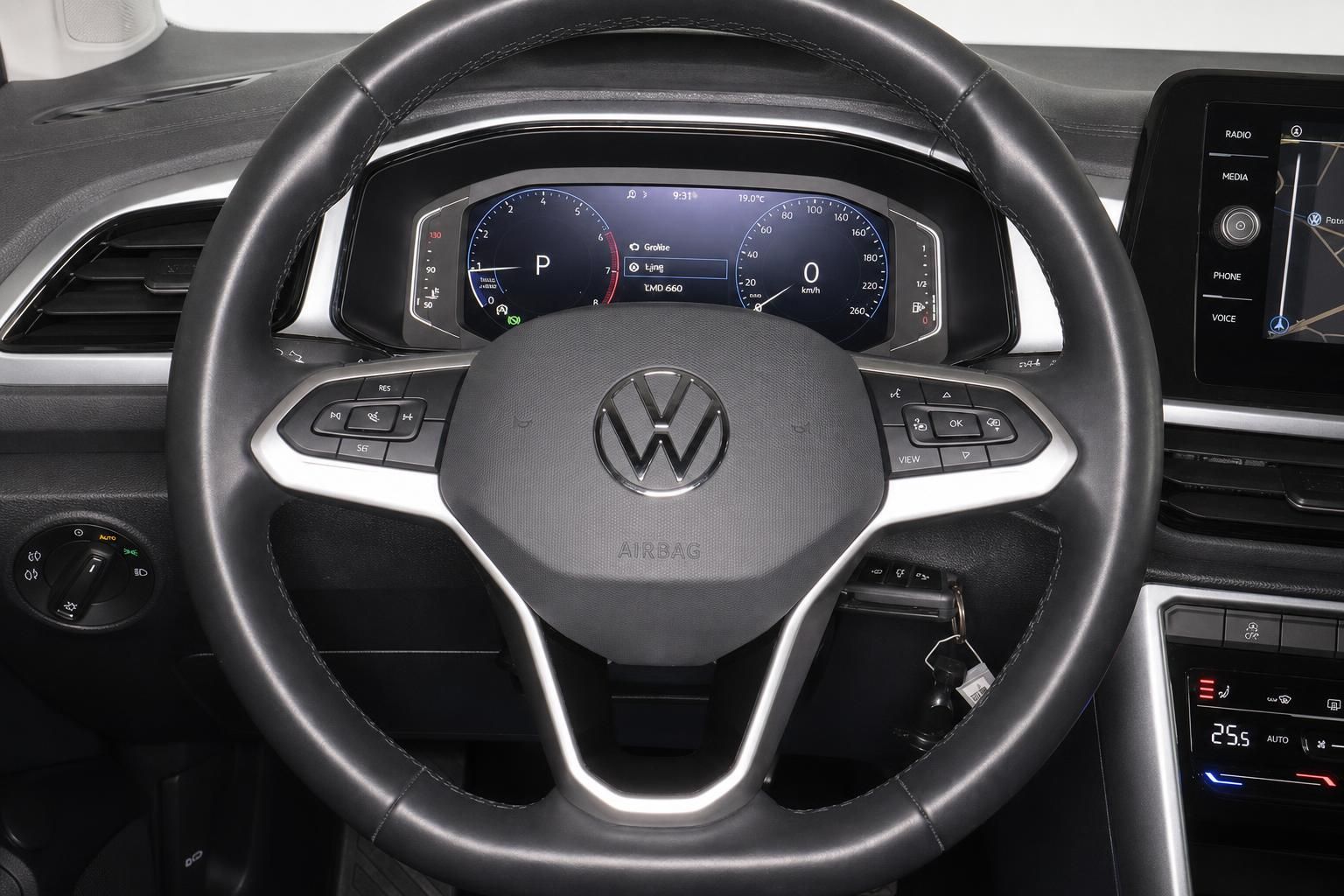 VW Lenkrad mit Multifunktionstasten und Kombiinstrument