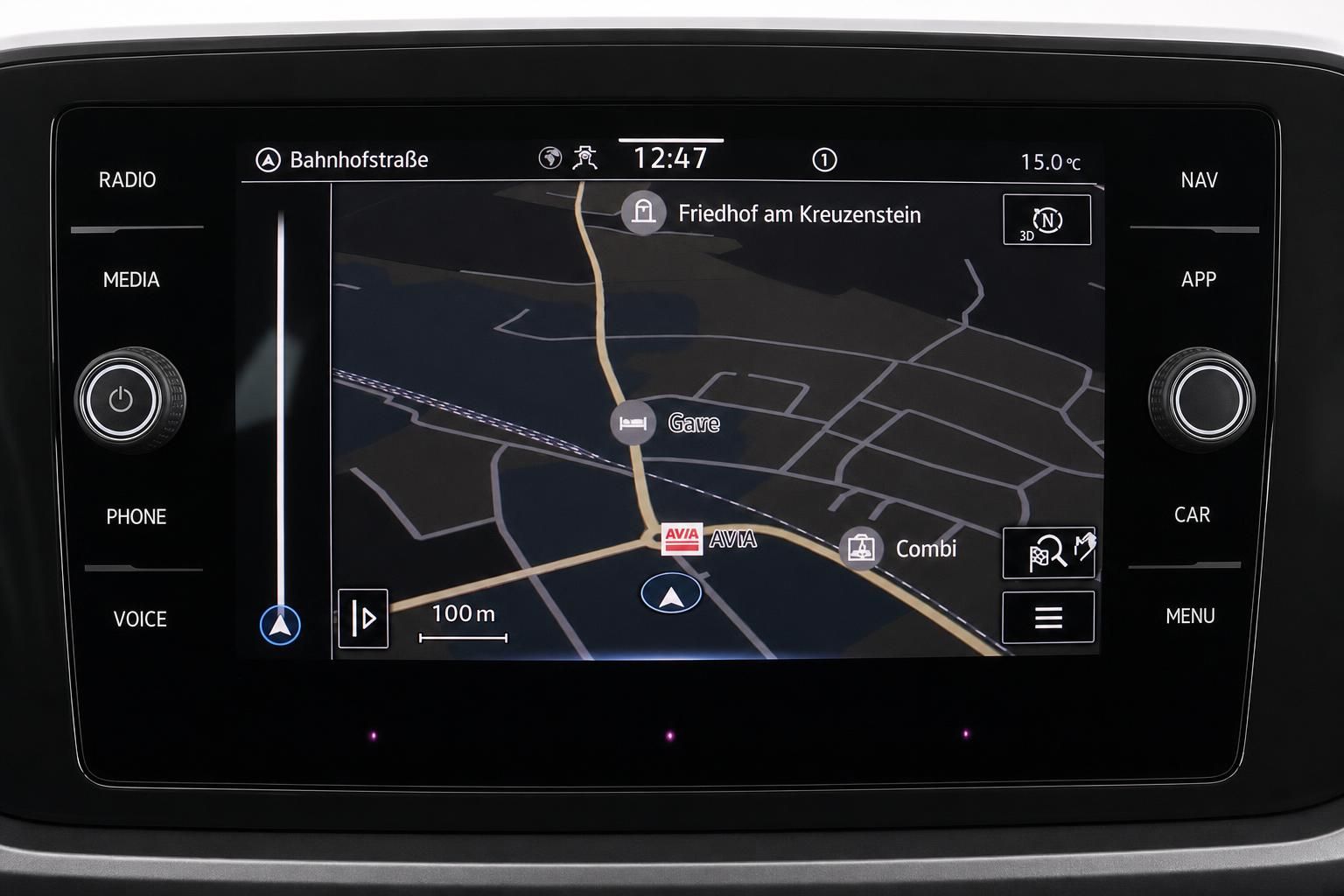 VW Navigationssystem mit Kartenansicht im Infotainment-Display