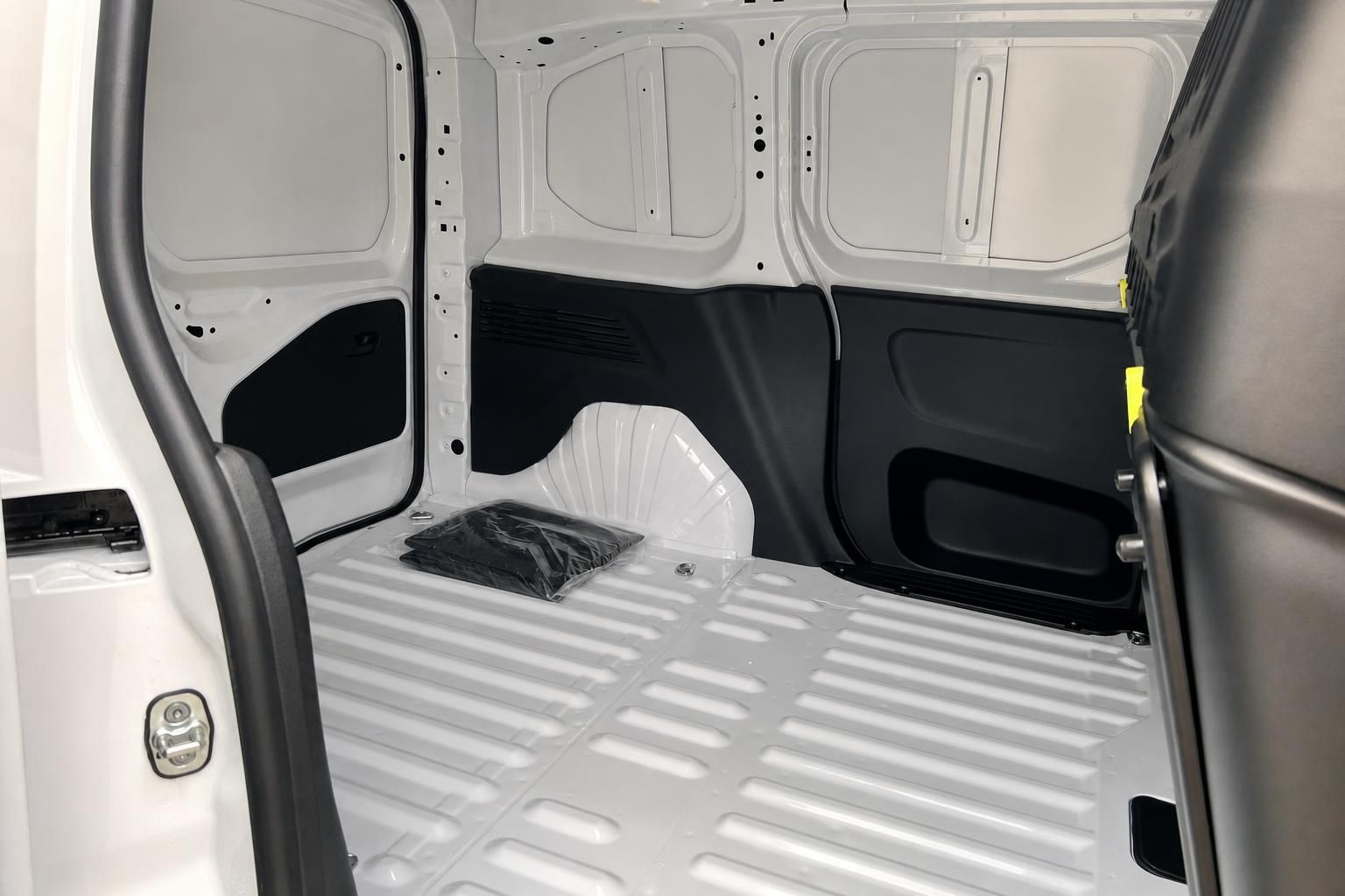 Laderaum eines weissen Peugeot Transporters mit Ladeboden und Verkleidung