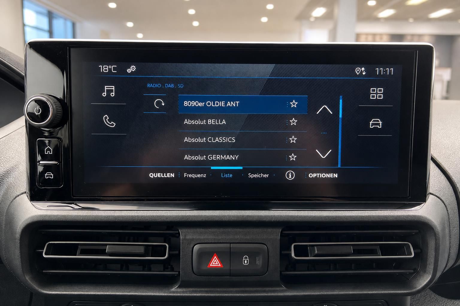 Touchscreen Infotainmentsystem mit Radioanzeige im Fahrzeug Cockpit