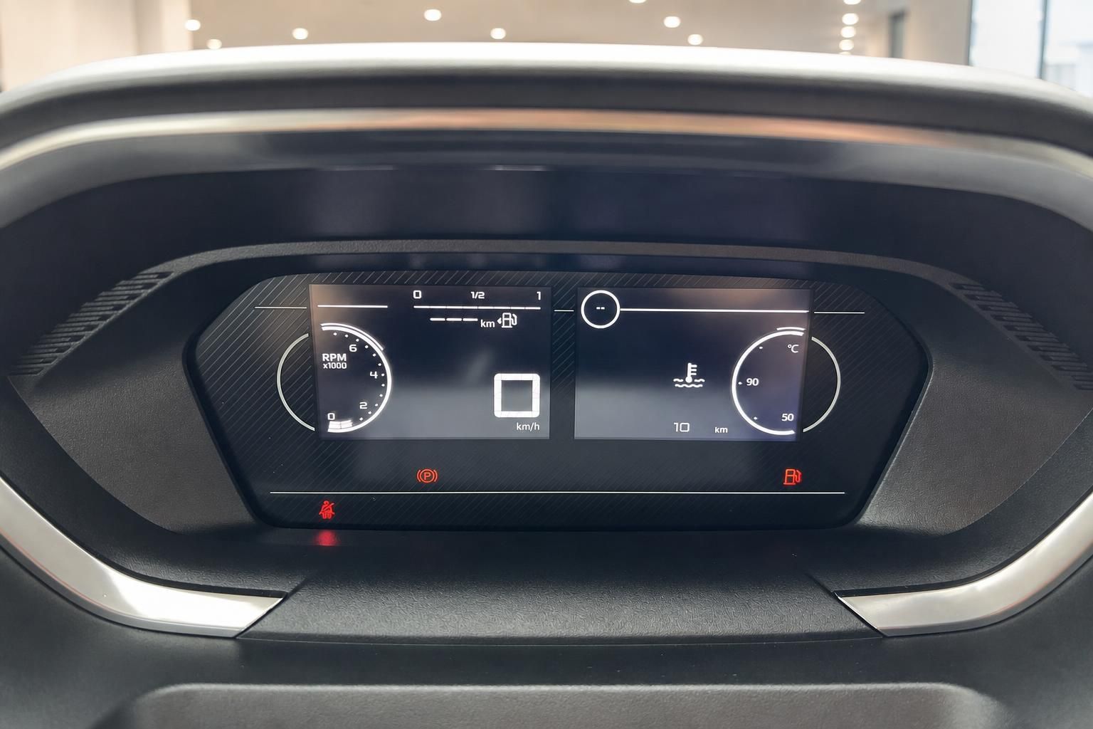 Digitales Kombiinstrument mit Tacho und Anzeigen im Fahrzeugcockpit