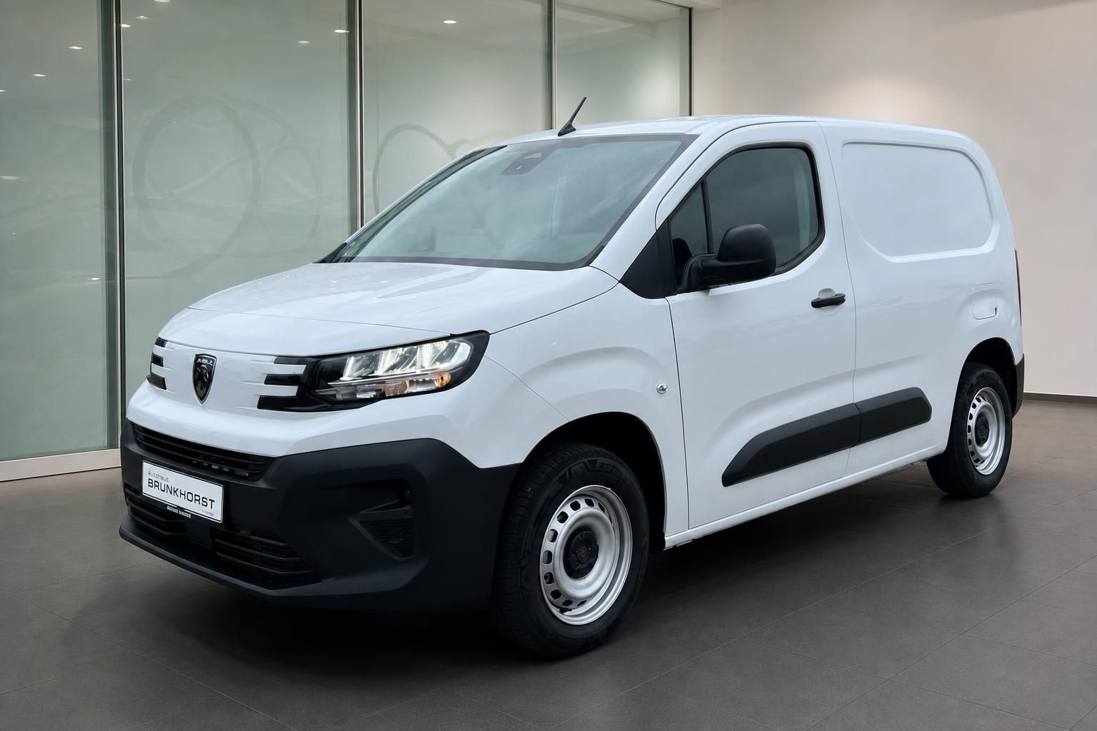 Peugeot Partner Kastenwagen weiß Seitenansicht schräg vorne