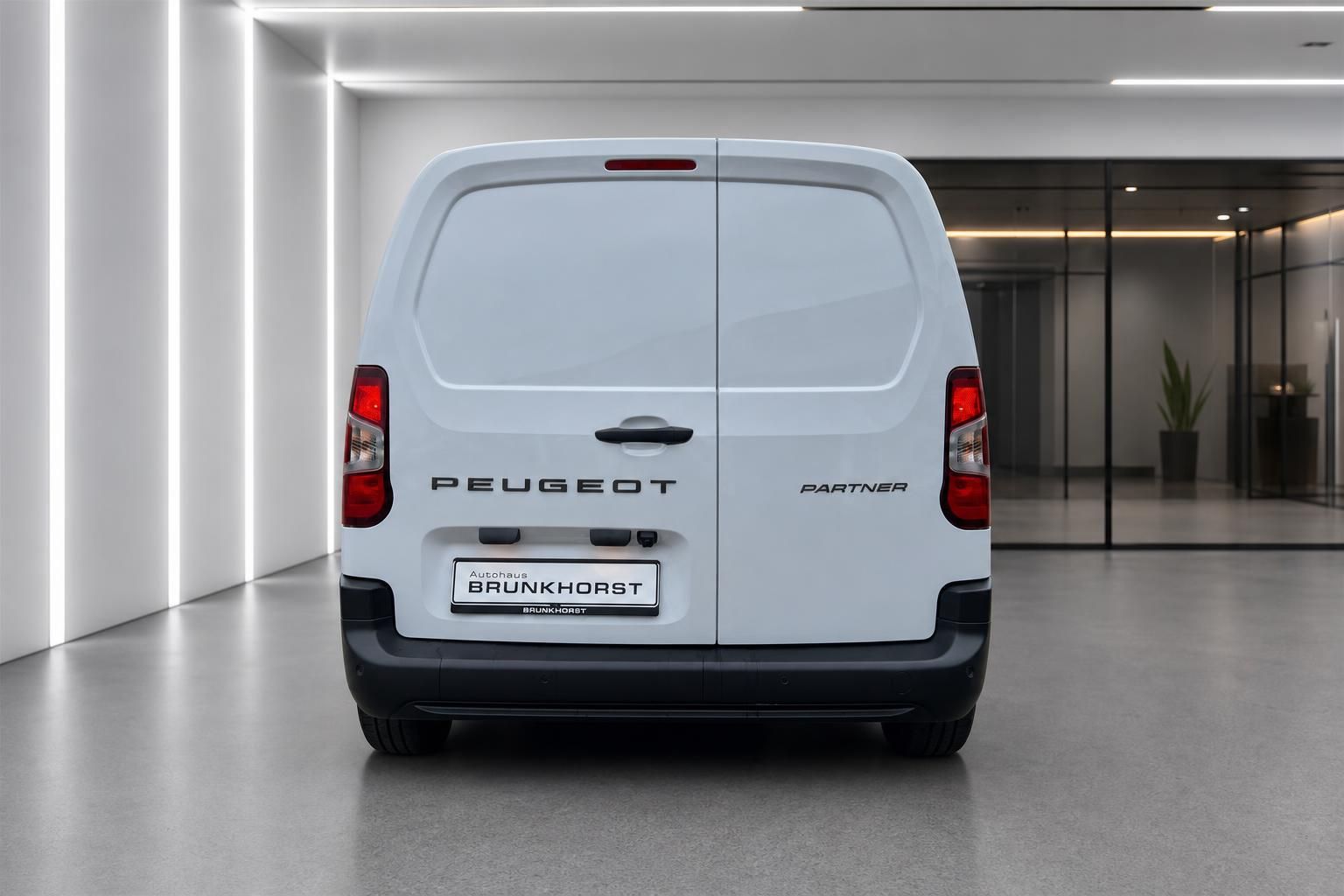 Peugeot Partner Kastenwagen weiß Heckansicht in Ausstellung
