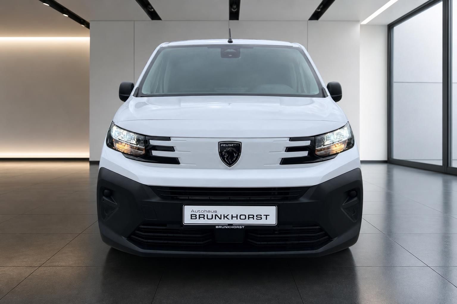 Peugeot Partner Transporter weiß Frontansicht im Autohaus