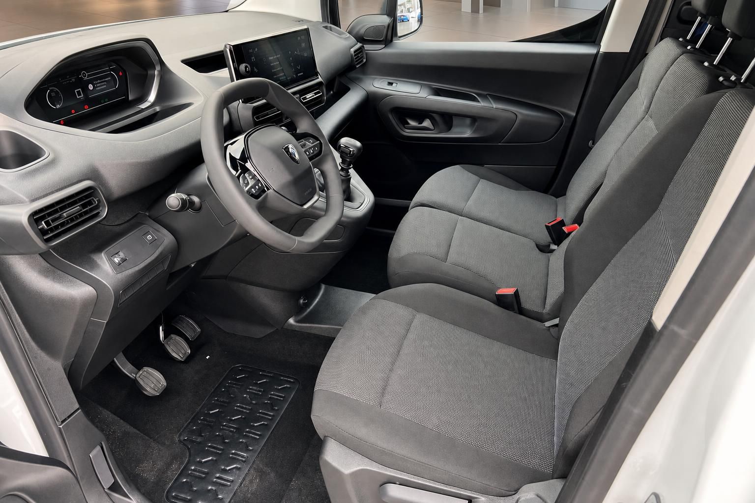 Peugeot Partner Innenraum mit Fahrersitz und Armaturenbrett