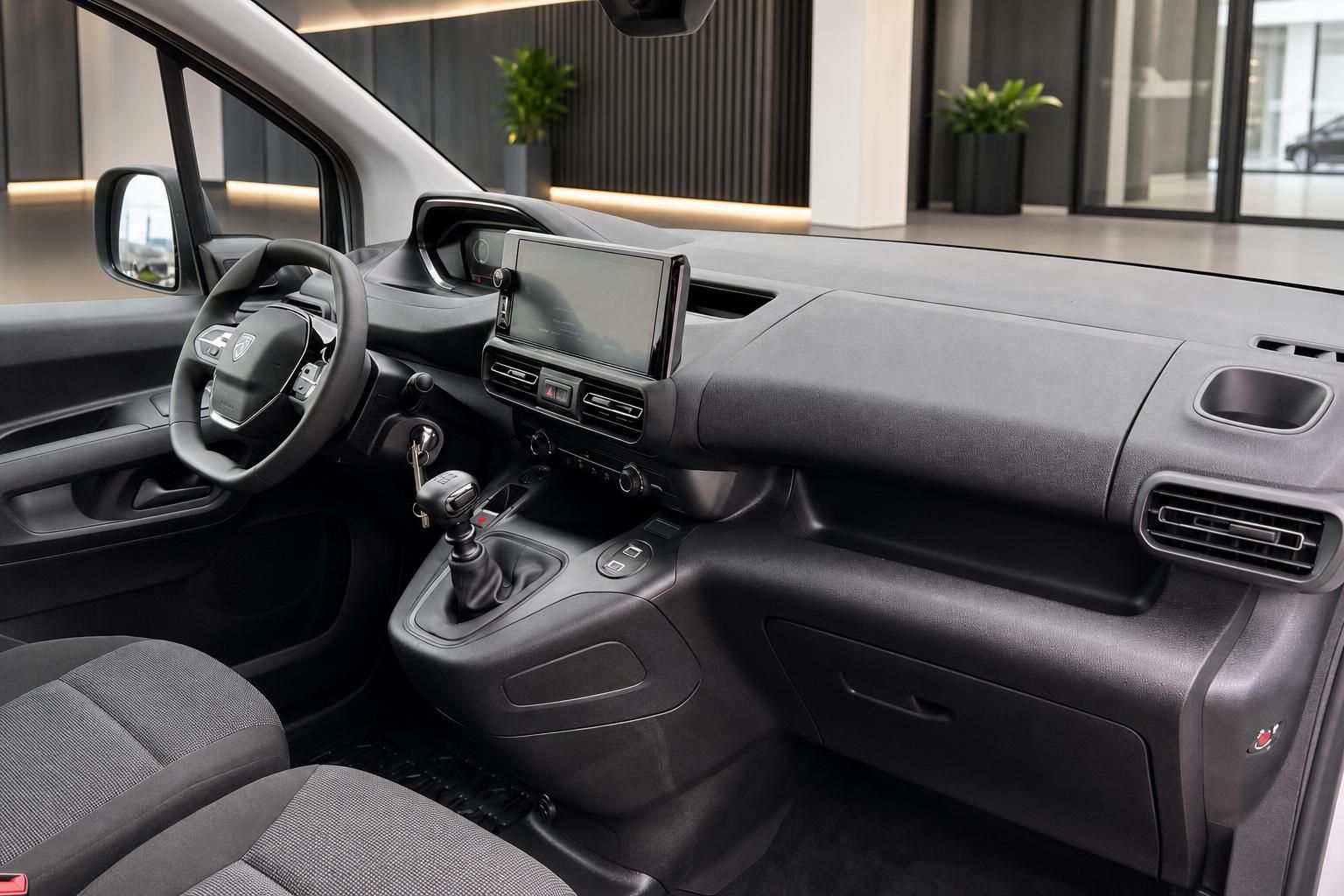 Peugeot Partner Cockpit mit Touchscreen und Schaltknauf im Detail