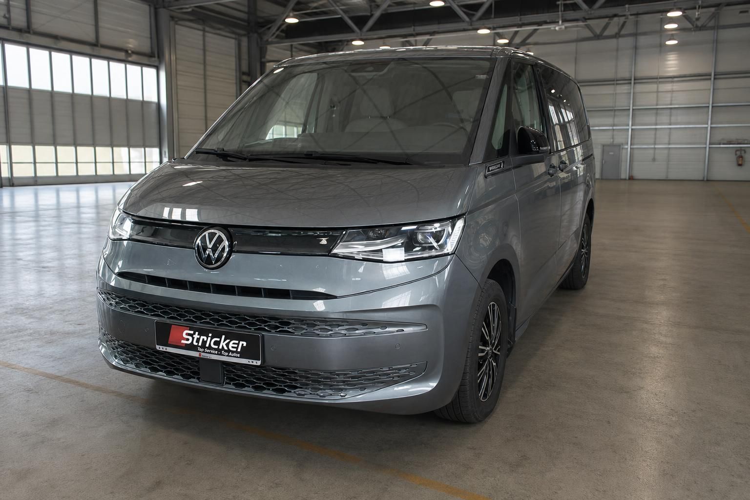 VW Multivan grau Frontansicht in Halle geparkt