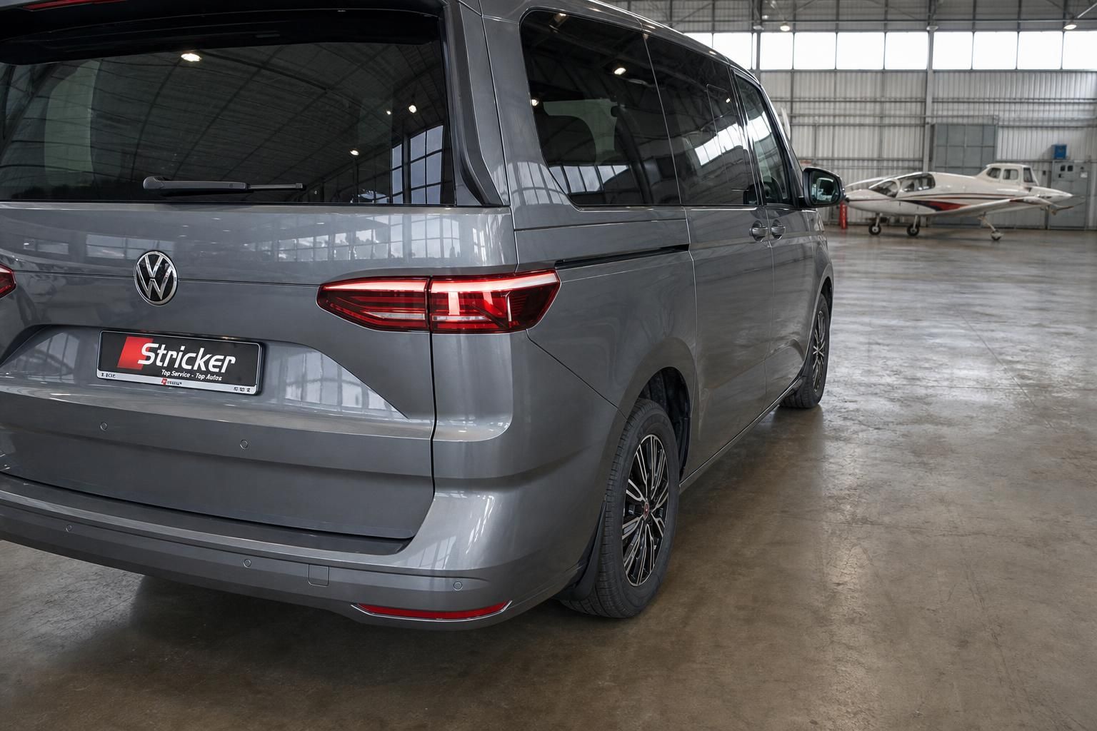 VW Multivan grau Heckansicht mit Rücklicht Detail