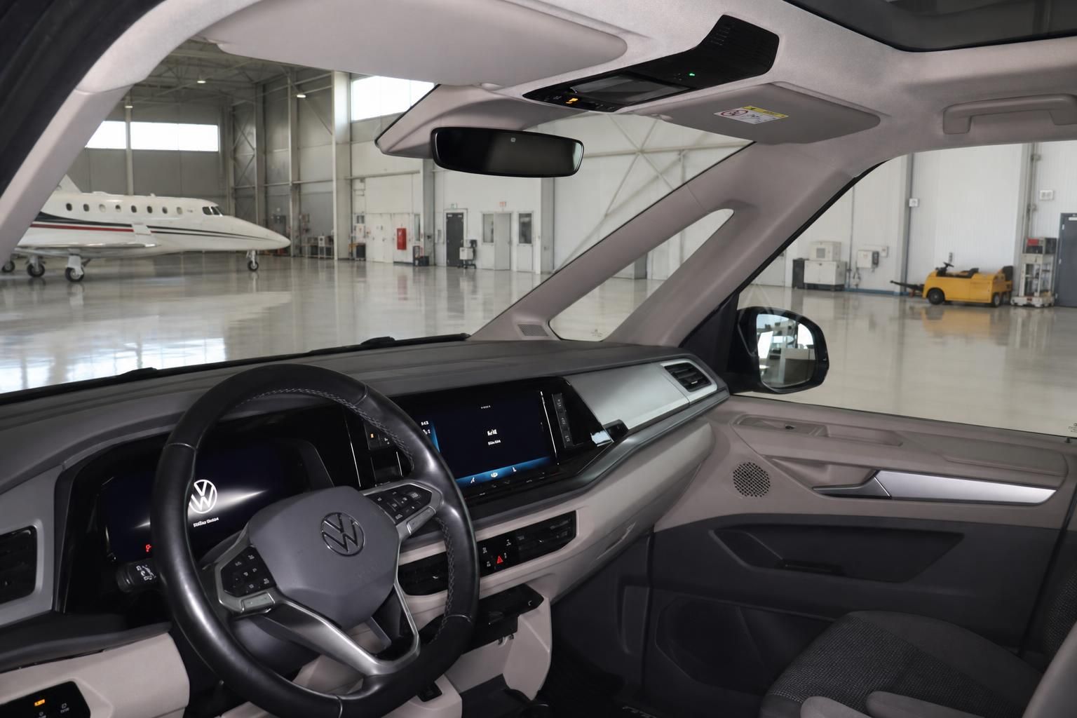 VW Multivan Innenraum mit Cockpit und Lenkrad