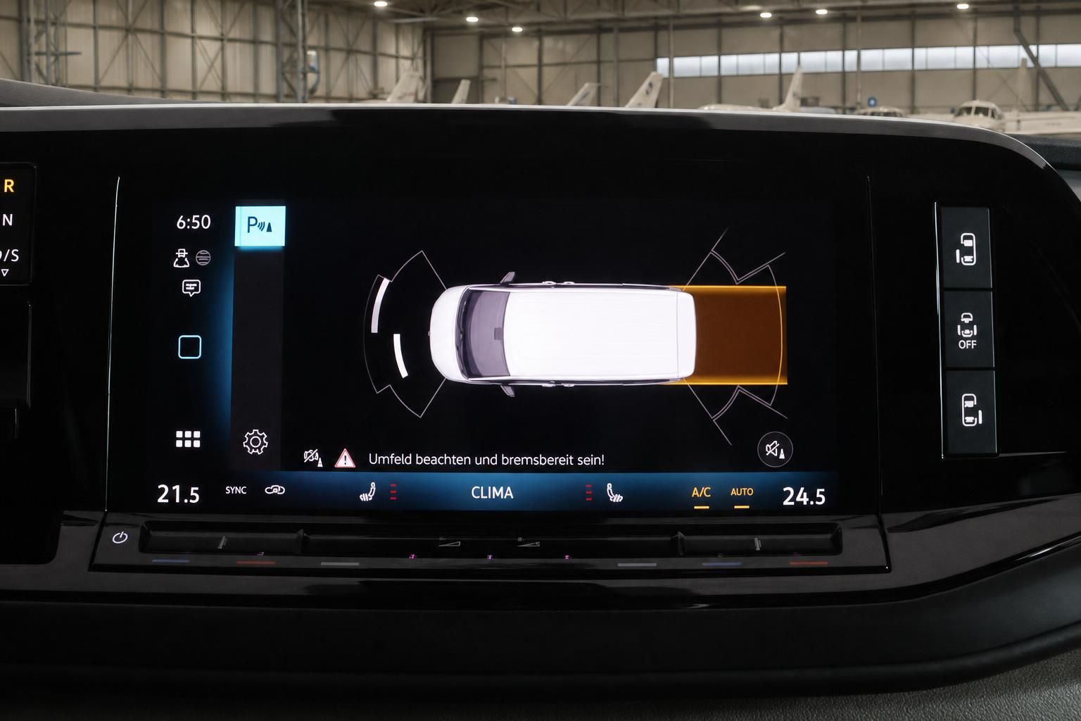 Einparkhilfe Anzeige im VW Touchscreen mit Umgebungssensoren