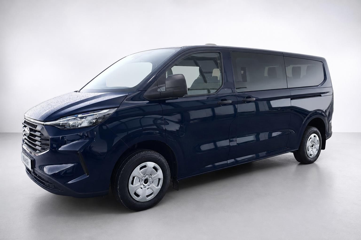 Ford Transit Custom Kombi in Blau, Frontansicht schräg im Studio