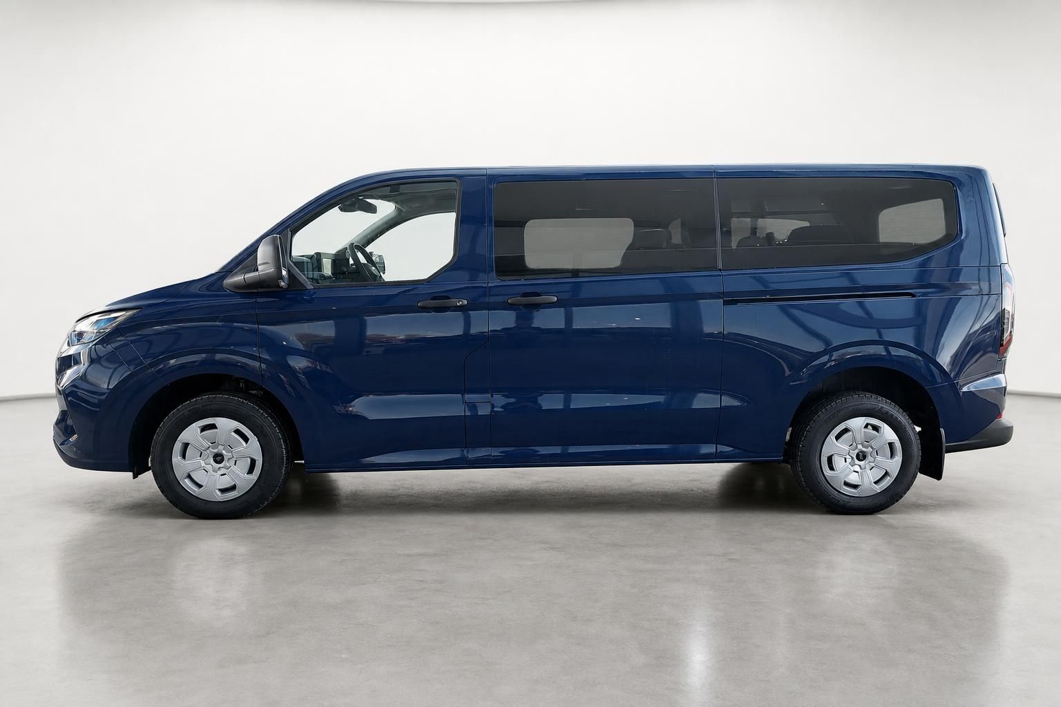 Ford Transit Custom Kombi blau, Seitenansicht im Studio