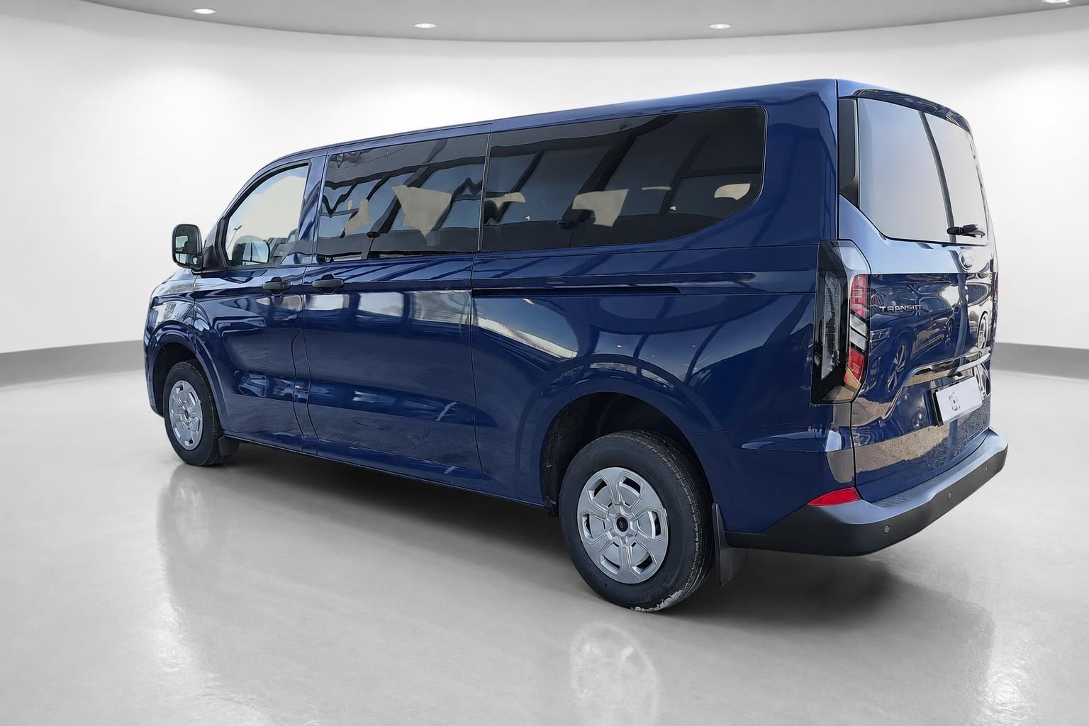 Ford Transit blau, Heckansicht schräg, Kombi im Fotostudio