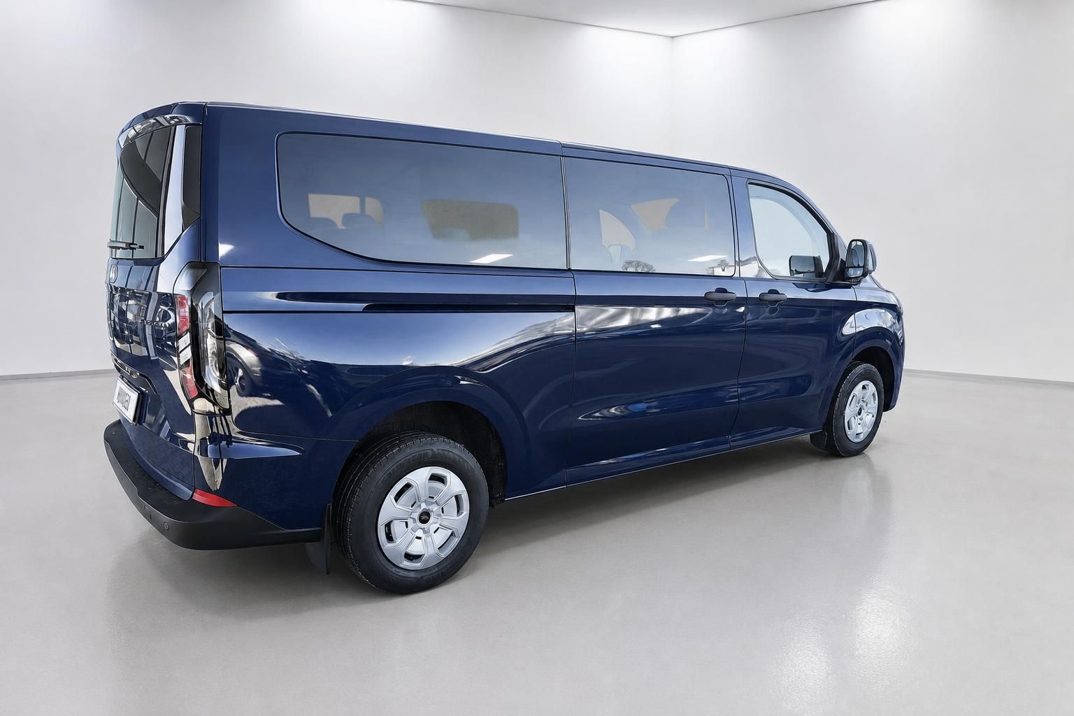 Ford Transit Custom dunkelblau Heckansicht seitlich im Studio