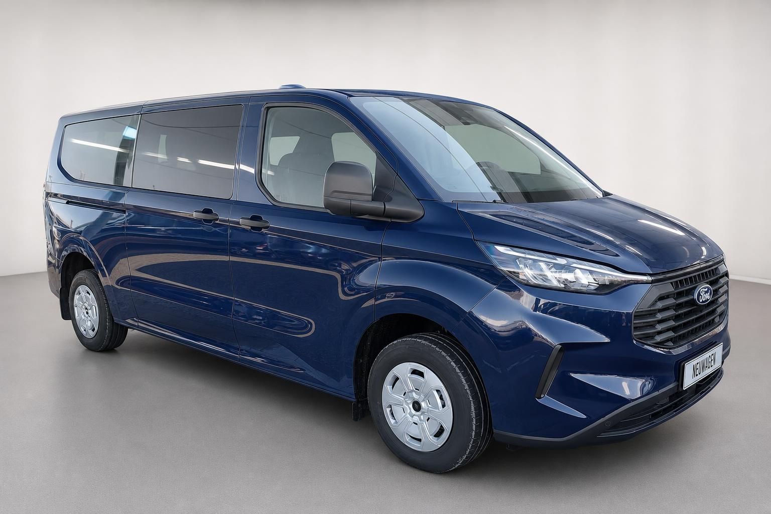 Ford Transit Custom blau Frontansicht schraeg im Studio