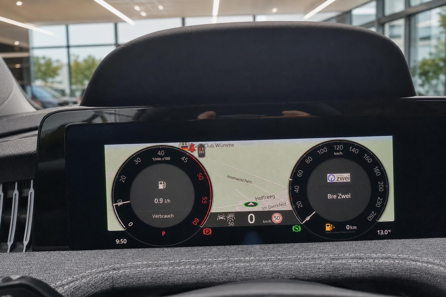 Digitales Armaturenbrett mit Navigationssystem und Tachoeinheit im Fahrzeuginnenraum