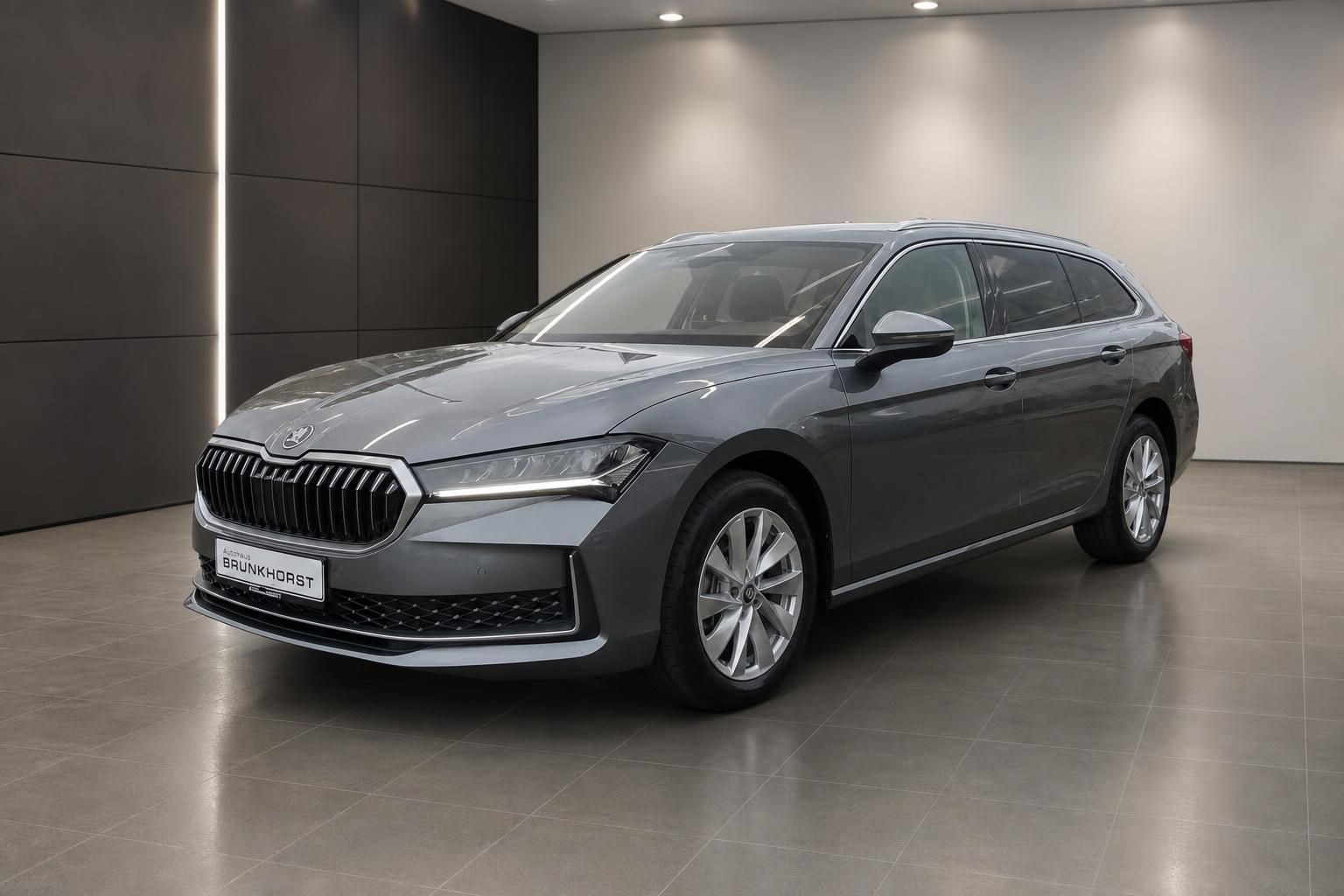 Skoda Superb Kombi in grau - Seitenansicht des modernen Familienwagens im Showroom