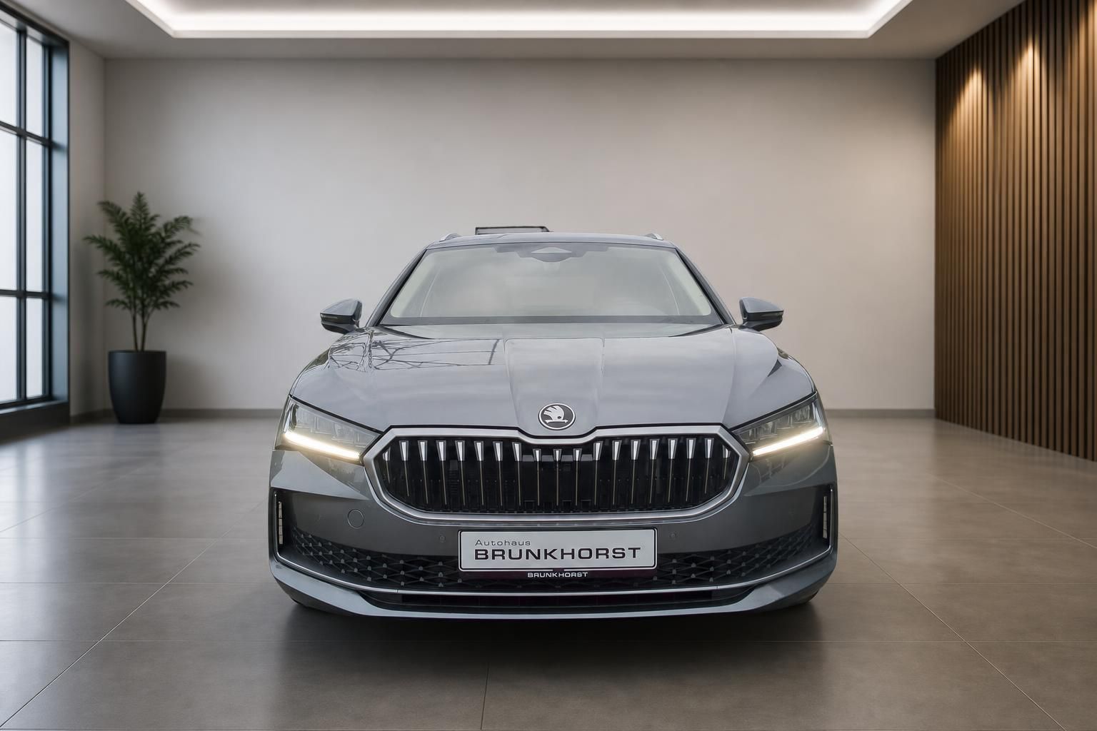 Skoda Superb Frontansicht in grau - Moderne LED-Scheinwerfer und charakteristischer Kühlergrill