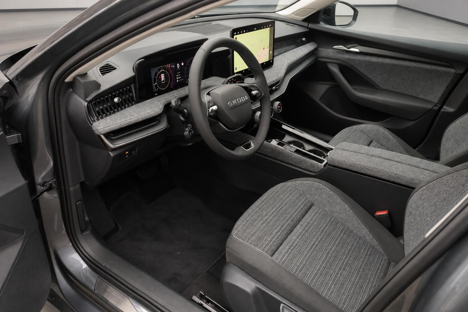 Skoda Superb Innenraum - Cockpit mit digitalem Display, Lenkrad und modernem Design