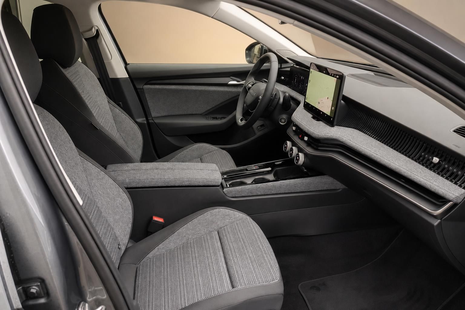 Skoda Fahrzeug Innenraum Vordersitze mit grauem Stoff und digitalem Display - Cockpit Seitenansicht