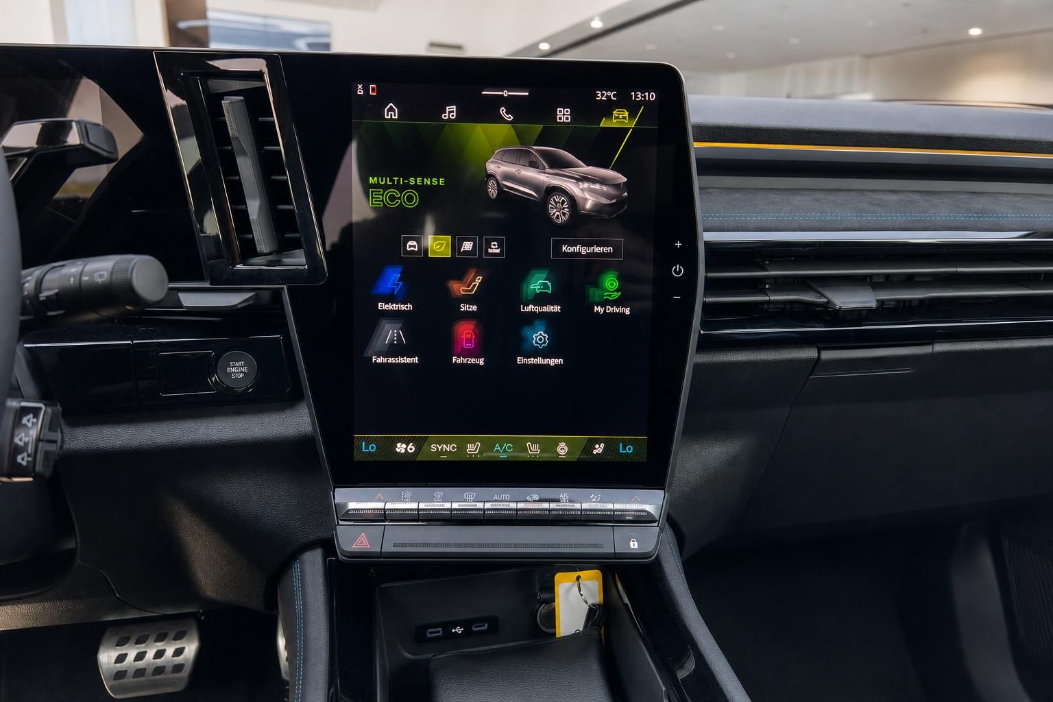 Infotainment-Bildschirm mit Multi-Sense Menü im Fahrzeug