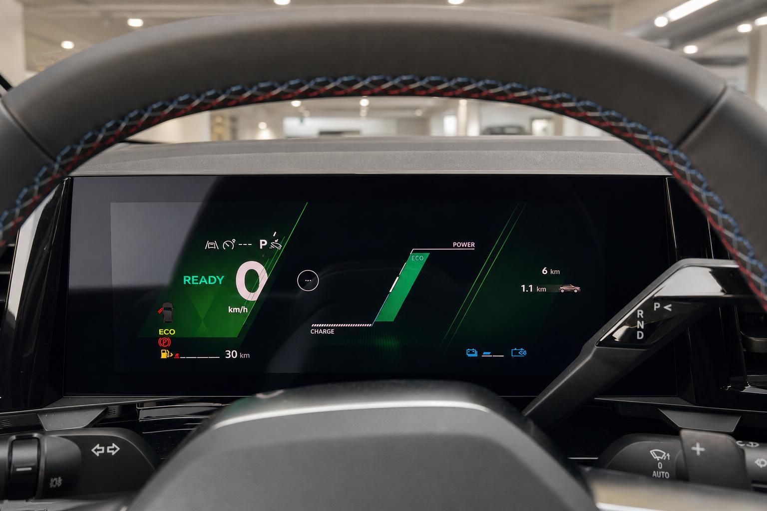 Digitales Kombiinstrument eines Elektroautos mit ECO-Modus und Lenkrad