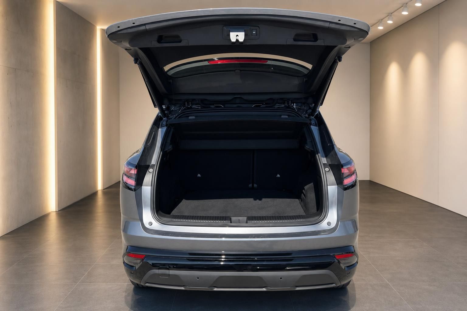 Kofferraum eines silbernen SUV mit geöffneter Heckklappe in der Ausstellung