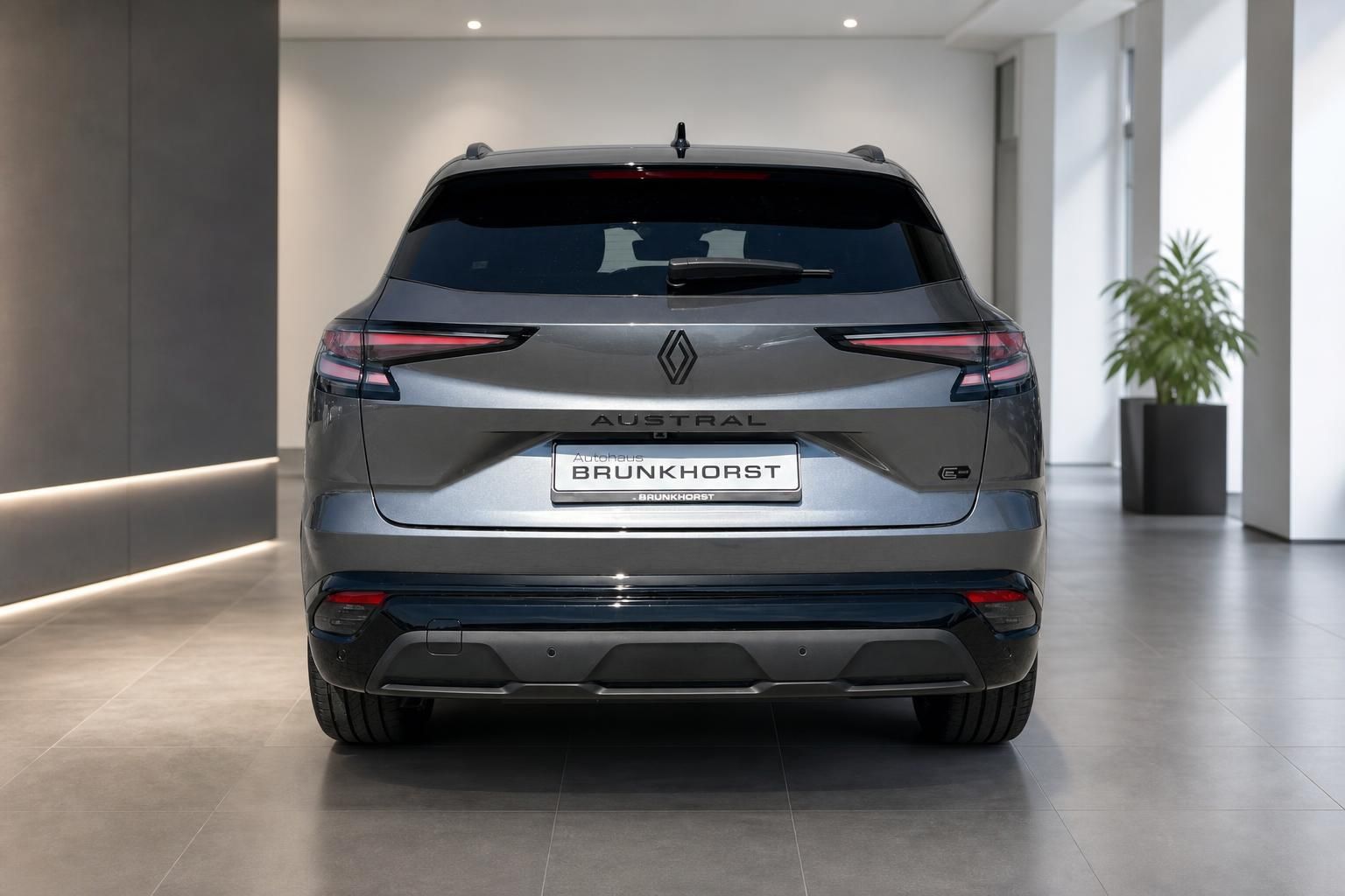 Renault Austral SUV Heckansicht mit LED-Rückleuchten im Autohaus