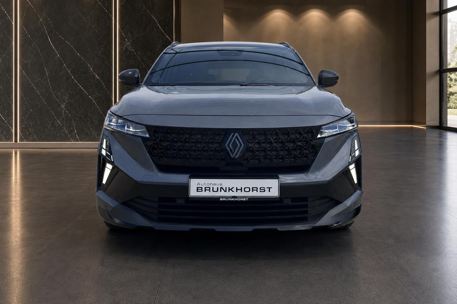 Renault Austral SUV Frontansicht mit markantem Kühlergrill im Showroom