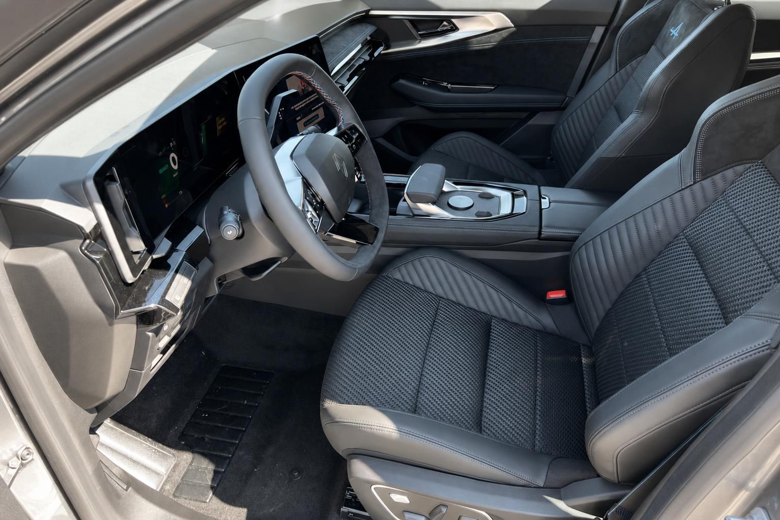 Renault Austral Innenraum mit Ledersitzen und digitalem Cockpit