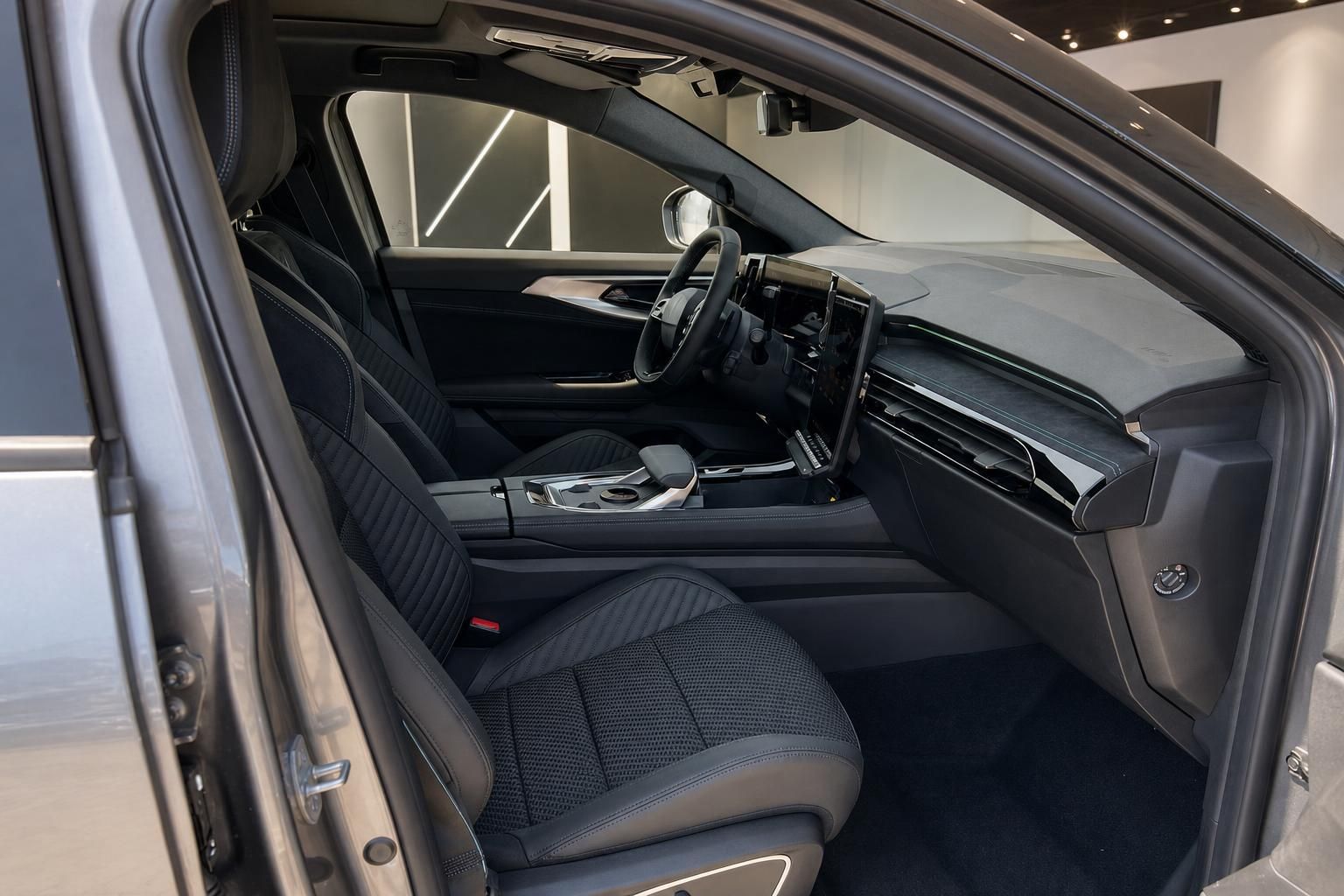 Cockpit und Vordersitze im Innenraum eines modernen SUV