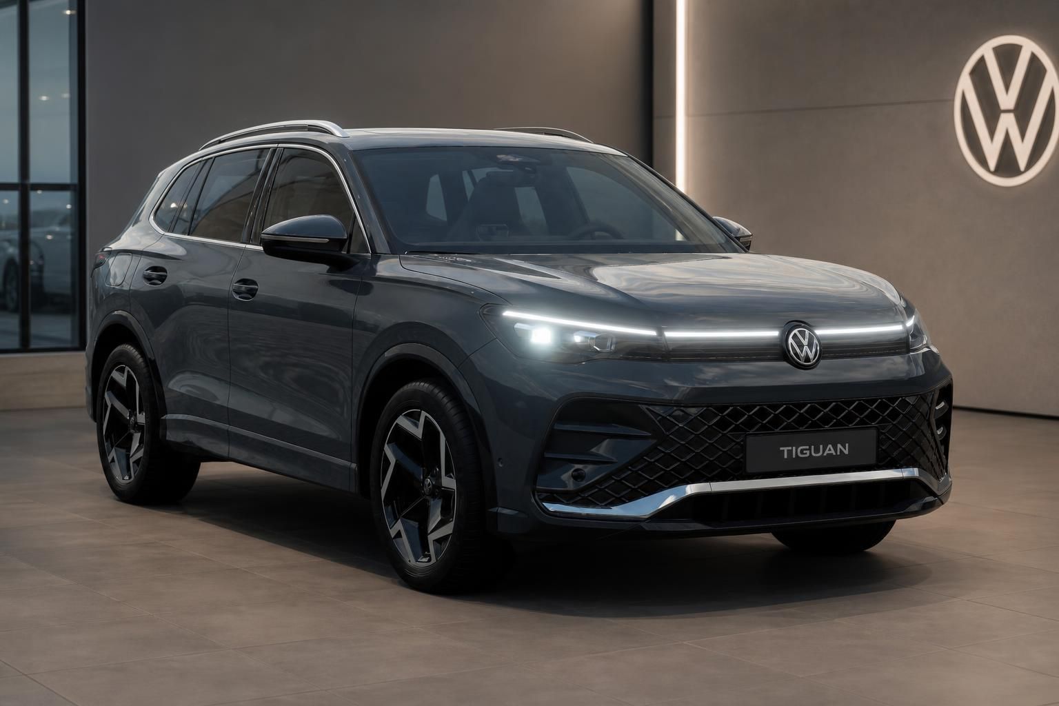 VW Tiguan in Grau, Frontansicht im Showroom