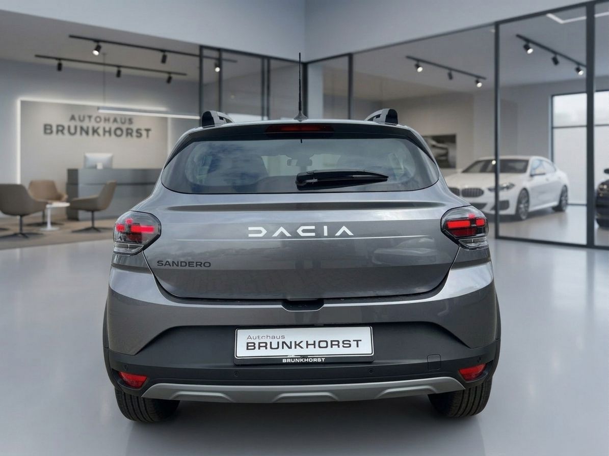Dacia Sandero grau - Heckansicht mit DACIA Schriftzug im Autohaus