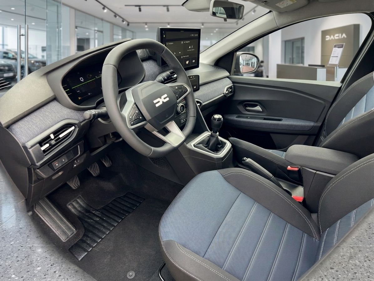 Dacia Innenraum mit modernem Cockpit, Touchscreen und Schaltgetriebe