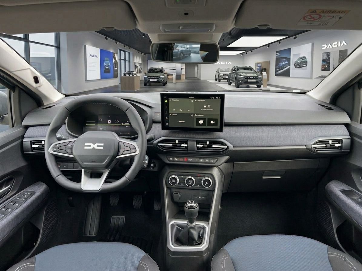 Dacia Sandero Innenraum mit modernem Cockpit, Touchscreen-Display und Schaltgetriebe