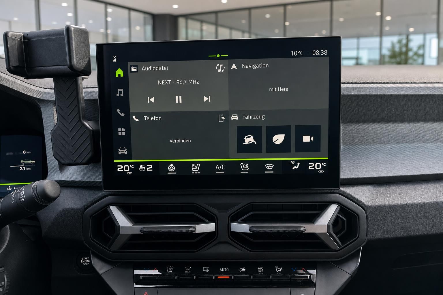 Modernes Fahrzeug-Infotainmentsystem mit Touchscreen, Klimasteuerung und Smartphone-Integration im Cockpit
