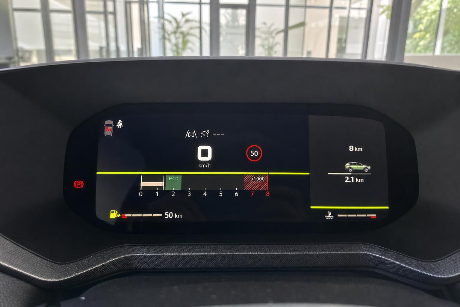 Auto Tachodisplay mit digitaler Anzeige und Fahrzeugdaten - Armaturenbrett Detail