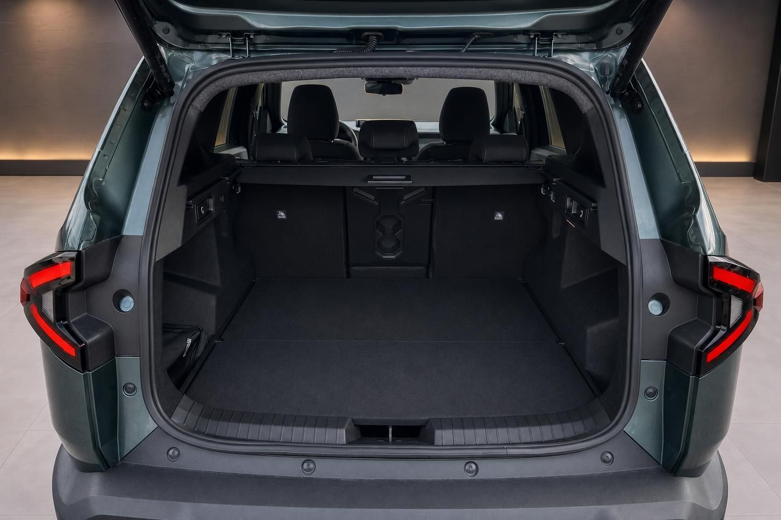 Geräumiger Kofferraum eines SUV mit umgeklappten Rücksitzen und schwarzer Kunststoffverkleidung