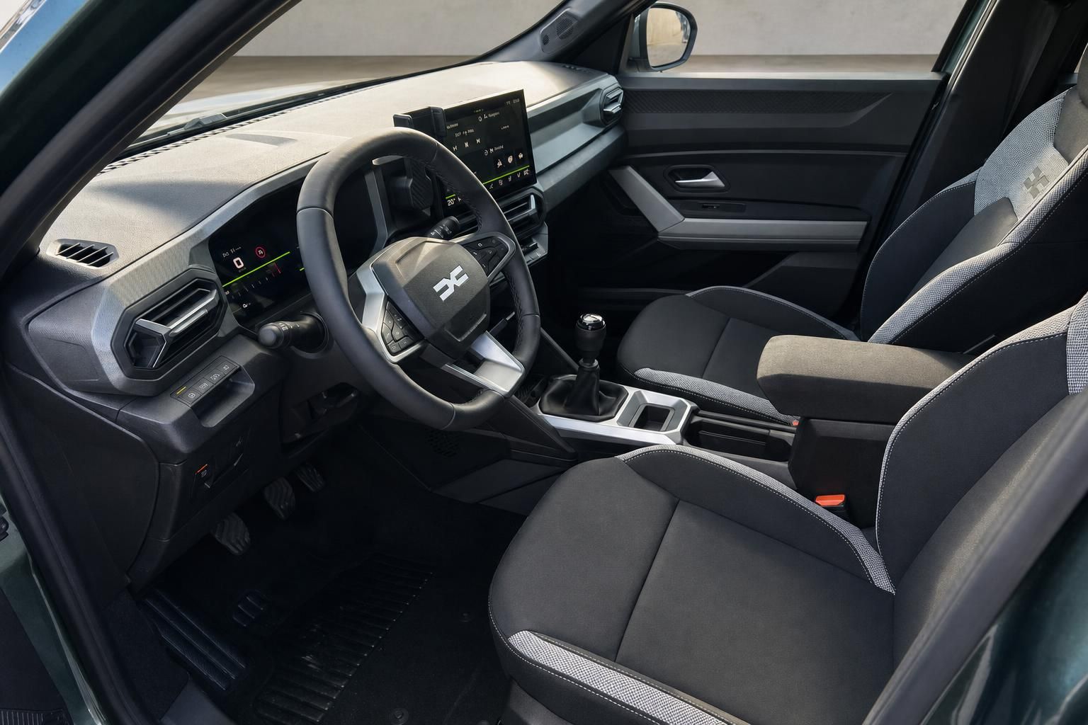 Dacia Fahrerbereich mit Lenkrad, Sitze und Mittelkonsole in schwarz