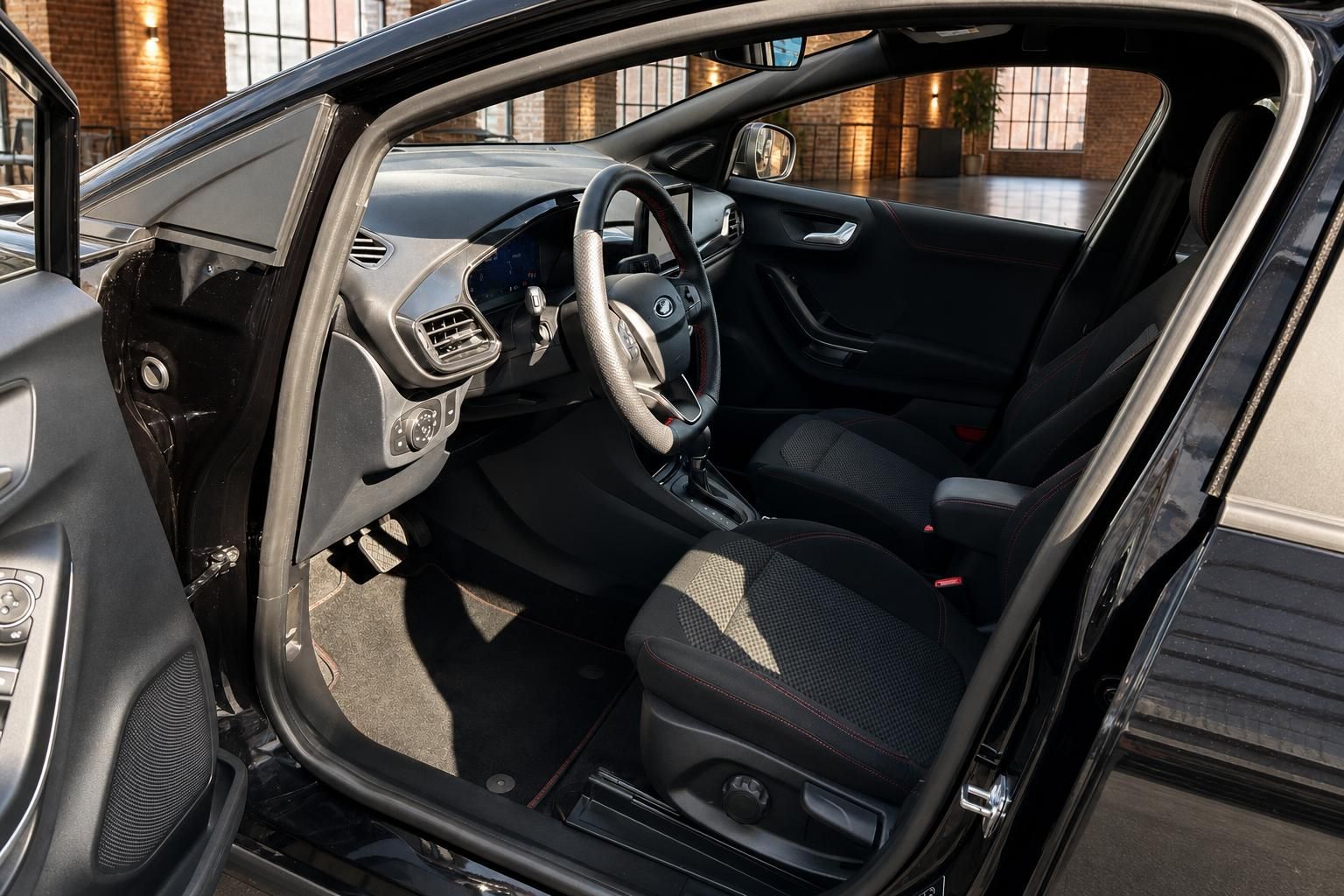 Ford Innenraum mit Lenkrad, Sitzen und Cockpit Detailansicht