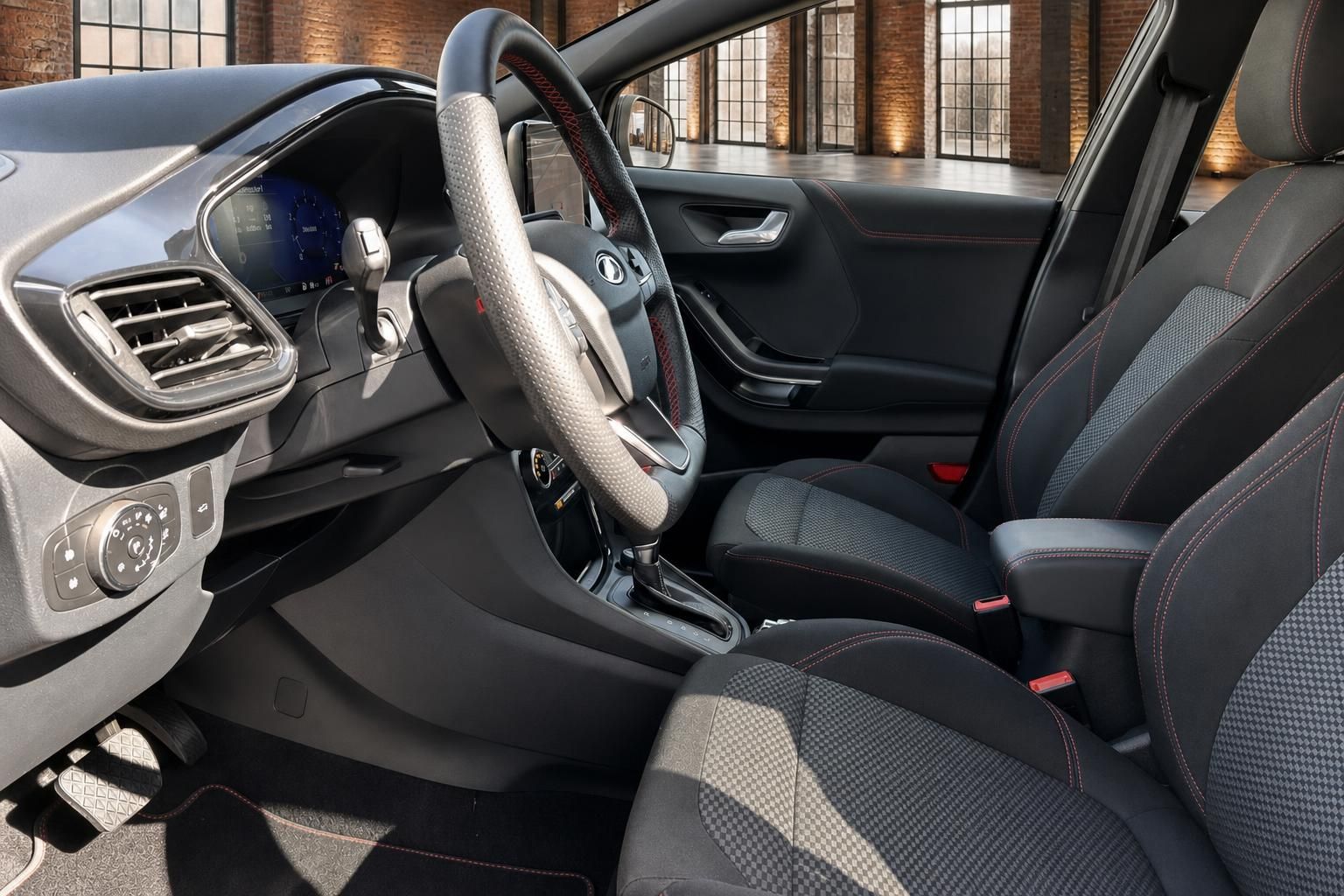 Ford Fiesta Innenraum mit Lederlenkrad und roten Ziernaehten
