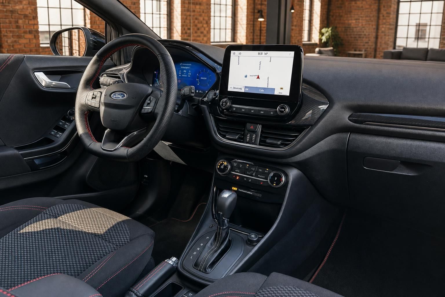 Ford Fiesta Cockpit mit Navigationssystem und Automatikschaltung