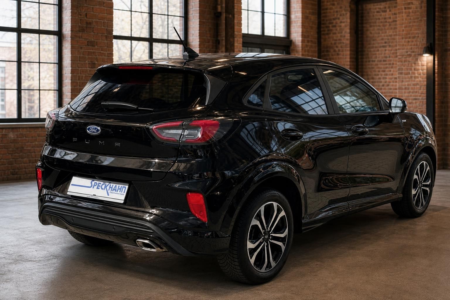 Ford Puma schwarz Heck schräg seitlich in loftartiger Industriehalle