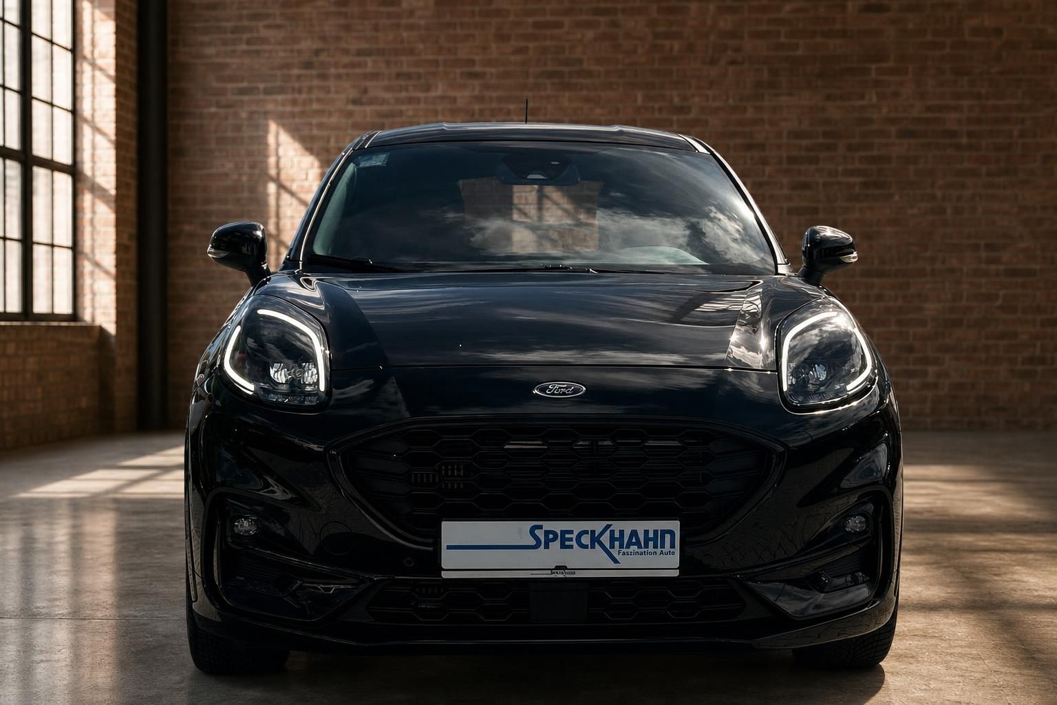 Ford Puma schwarz Frontansicht mit LED-Scheinwerfern in Halle