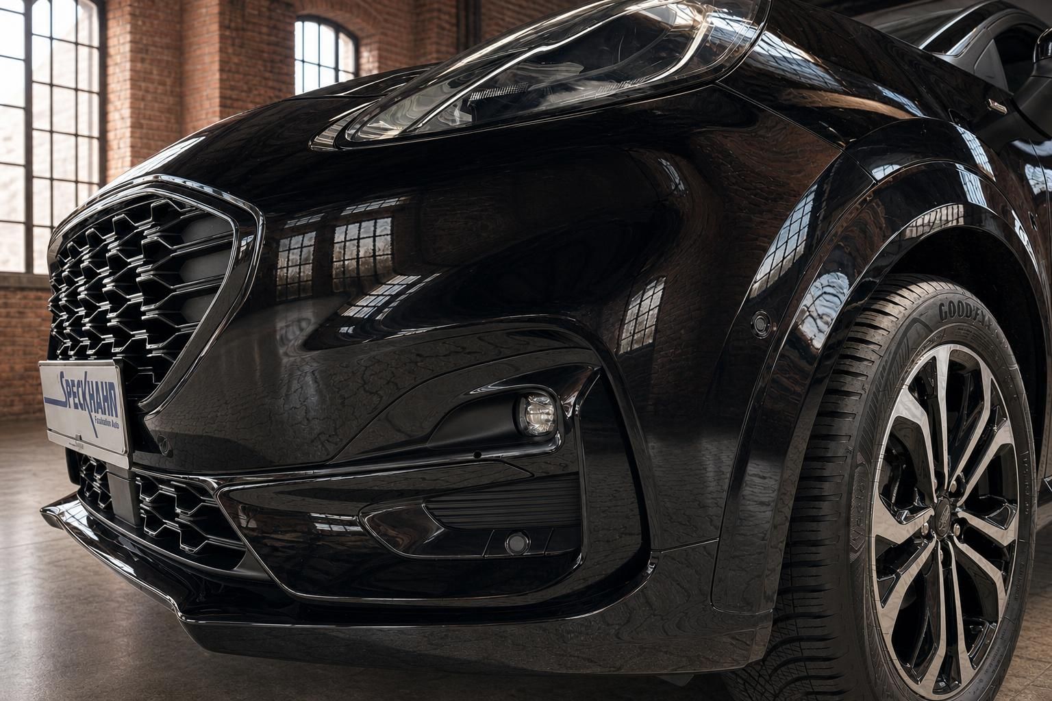Ford Puma schwarz Detailansicht Frontstoßstange und Felge