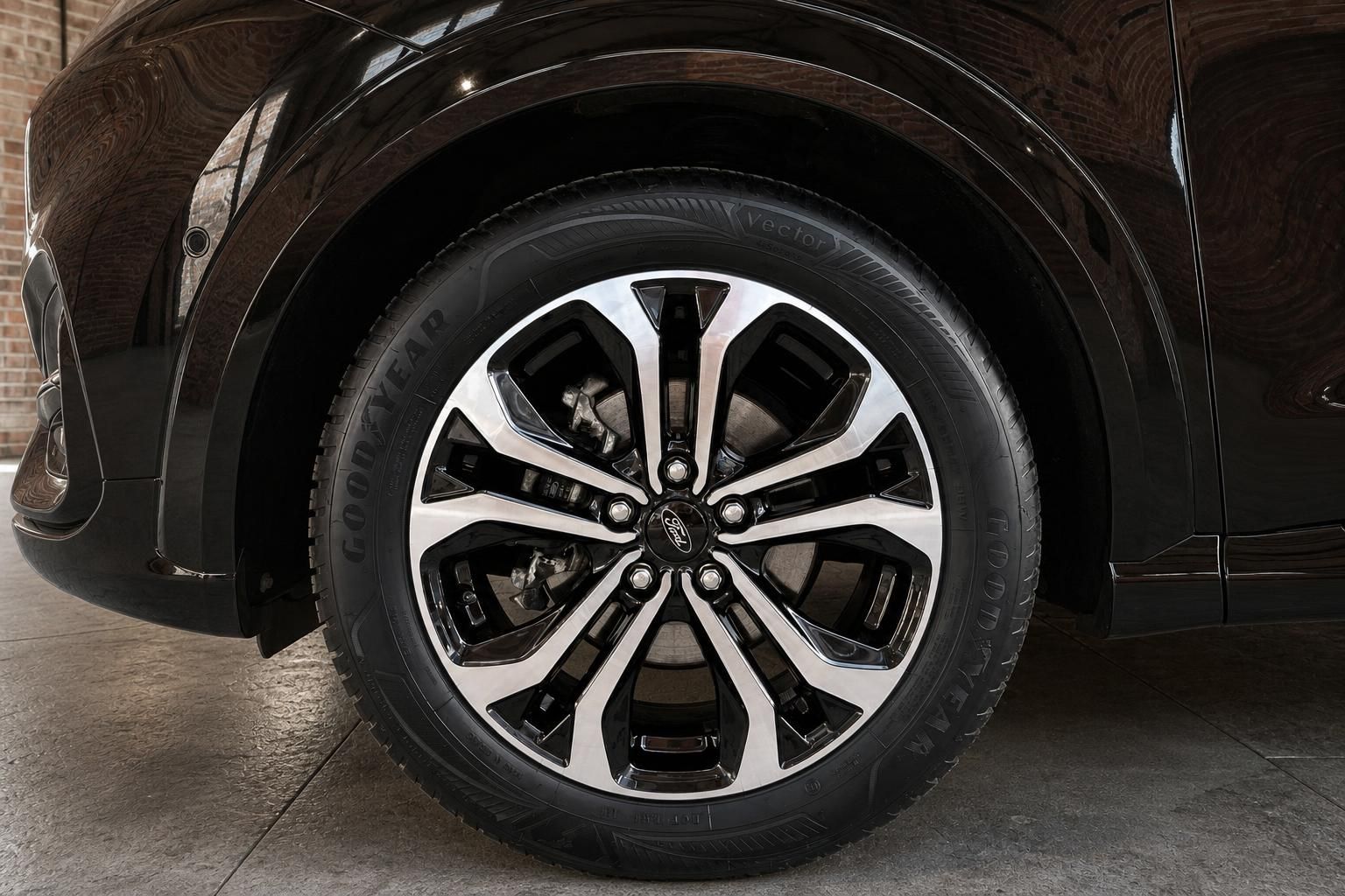 Ford Leichtmetallfelge im Detail mit Goodyear Reifen