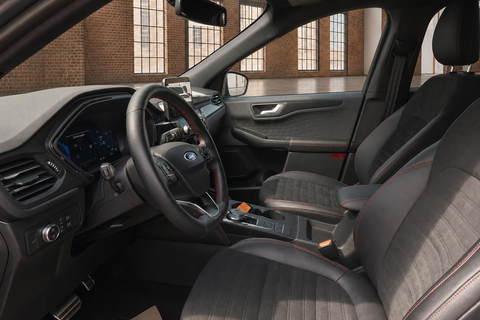 Ford Kuga Innenraum Fahrerseite mit Lenkrad, Cockpit und schwarzen Sportsitzen mit roter Naht