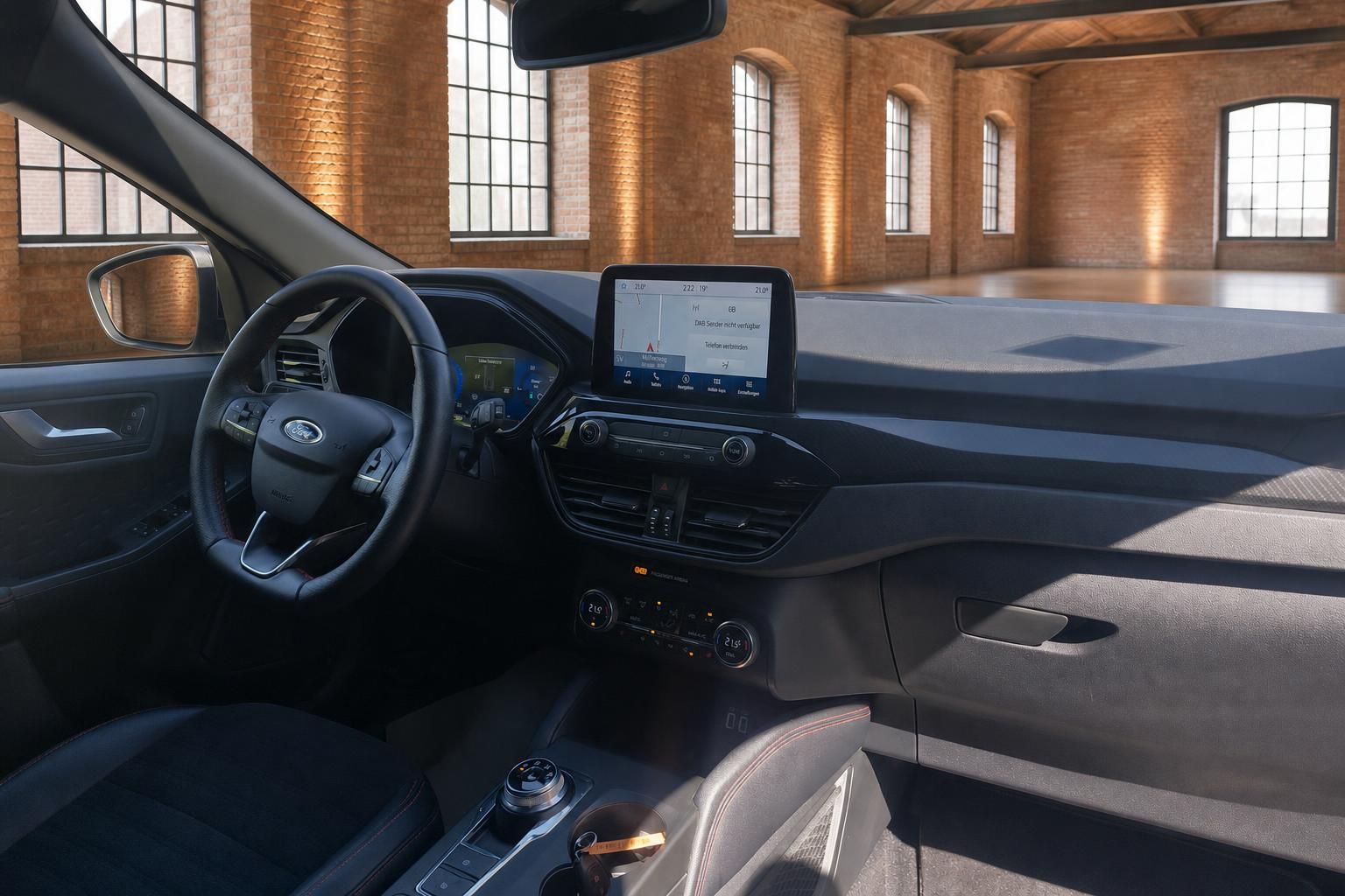 Ford Kuga Innenraum Beifahrerseite mit Infotainment-Display, Lenkrad und Mittelkonsole
